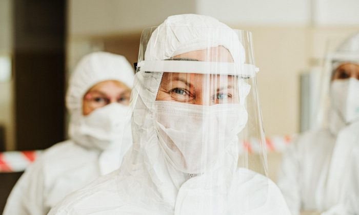 客服人员在办公室内佩戴耳麦处理用户咨询的工作场景，暖色调灯光营造亲和氛围